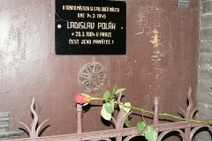 pametni-deska-v-apolinarske-ulici-v-praze-ladislav-polak-zahynul-pri-spojeneckem-naletu-na-prahu-14-2-1945
