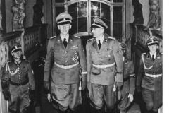 Reinhard Heydrich a Karl Hermann Frank na Pražském hradě roku 1941